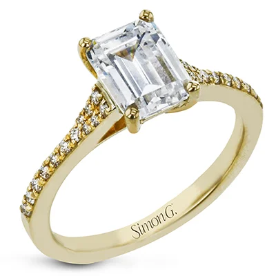 Cushion-cut engagement rings with sparkling diamonds for a sophisticated and timeless look -Engagement Ring in 18k Gold with Diamonds