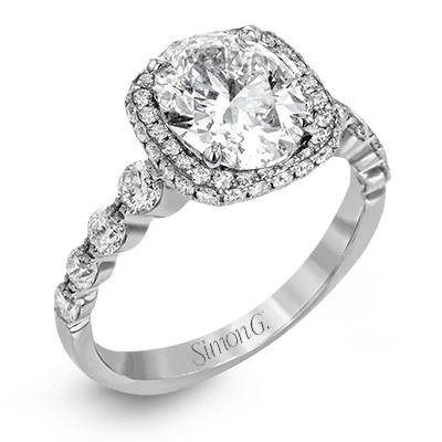 Engagement rings with oval diamonds for a sophisticated and elongating effect -Engagement Ring in 18k Gold with Diamonds