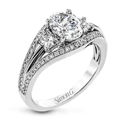 Engagement rings with split-shank designs for added elegance and visual interest -Engagement Ring in 18k Gold with Diamonds