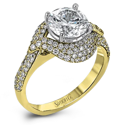 Simple solitaire engagement rings with classic design for traditional brides-to-be -Engagement Ring in 18k Gold with Diamonds