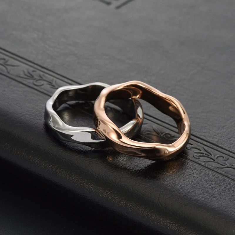 Light rings ideal for everyday finger comfort -Wholesale Titanium Steel Couple Moebius Ring